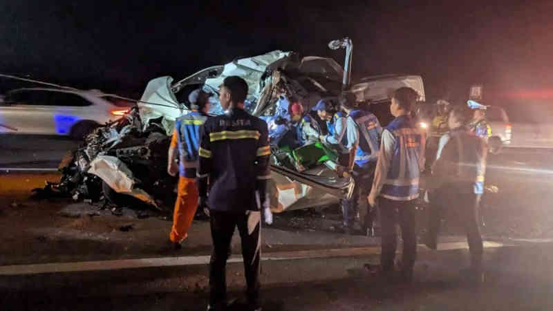 Kecelakaan di Tol Pandaan: Seruduk Truk, Hiace Remuk