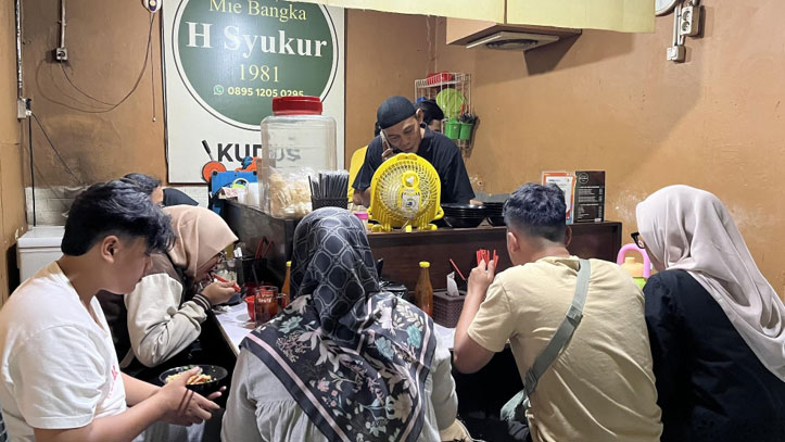 Menikmati Seruputan Mie Bangka Halal di Tengah Kepulan Asap Soto Kudus