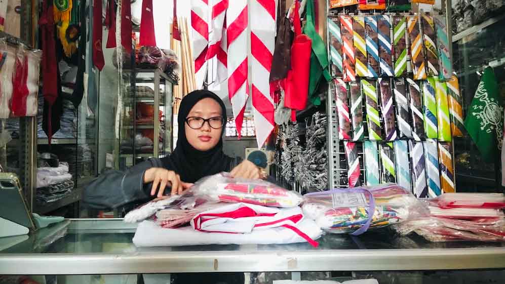 Penjual Bendera di Pati Kebanjiran Order, Ternyata Harganya Segini